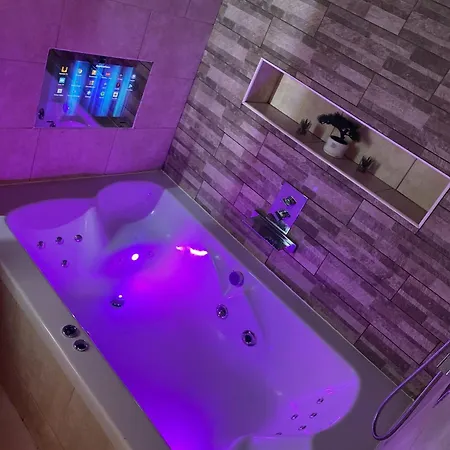 Luxury Jacuzzi Apartment *