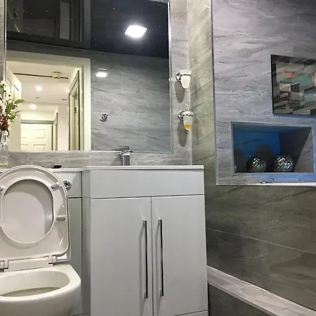 Luxury Jacuzzi Apartment *